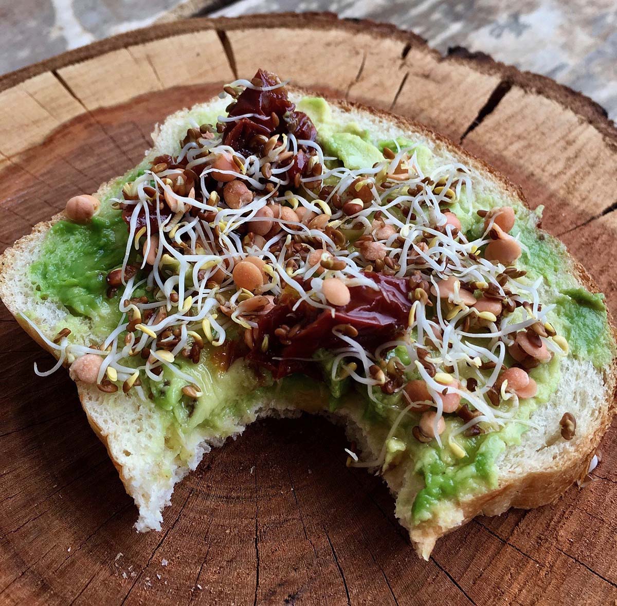 HEALTHY SNACKING | Bread with Avocado, Sundried Tomatoes and homemade Sprouts
